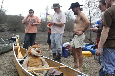 Sunflower River Expedition Poor William, Lil John and Driftwood Johnnie admiring Da Nasty. Photo by The Delta Bohemian