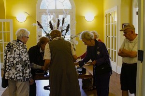 Guests enjoying hors d'oeuvres at Cutrer Lecture Series Reception. Photo credit: DELTA BOHEMIAN