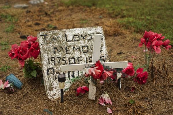 ountry grave near Minter City, Mississippi PHOTO BY DONALD CHRISTIAN