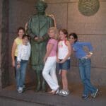 Girls pose with Eleanor Roosevelt statue at UN.