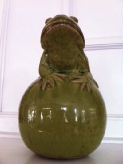 Ceramic frog ornament with glossy finish