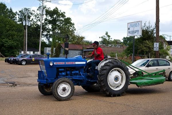 Local Traffic - Marks, Mississippi PHOTO BY DONALD CHRISTIAN