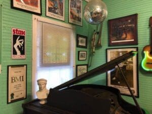 Visit Natchez and stay in one of three Shanty Bellum homes.
